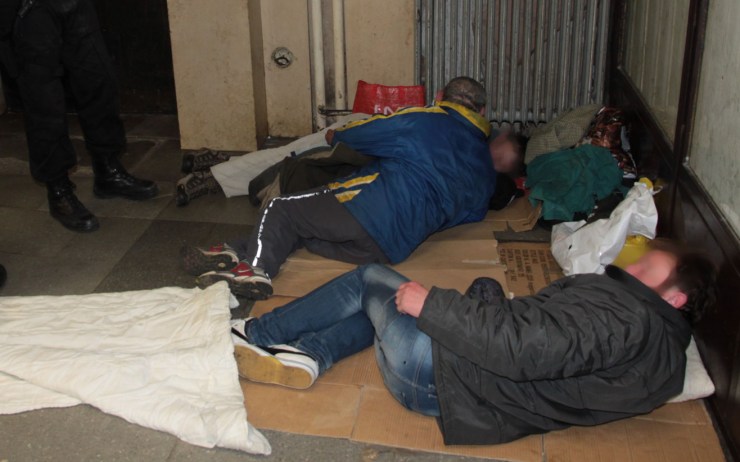 Kontrolujte si sklepy! Bezdomovci hledají úkryt před zimou, bezplatný azyl ale odmítají