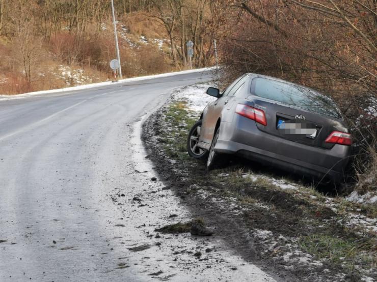 AKTUÁLNĚ: Auto mezi Mostem a Braňany skončilo mimo silnici, čeká se na vyproštění