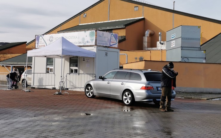 V Mostě u zimního stadionu vás otestují na přítomnost covidu-19 přímo z auta