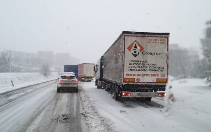 AKTUÁLNĚ: Sněhová kalamita v Mostě! Autobusy i nákladní auta blokují silnice