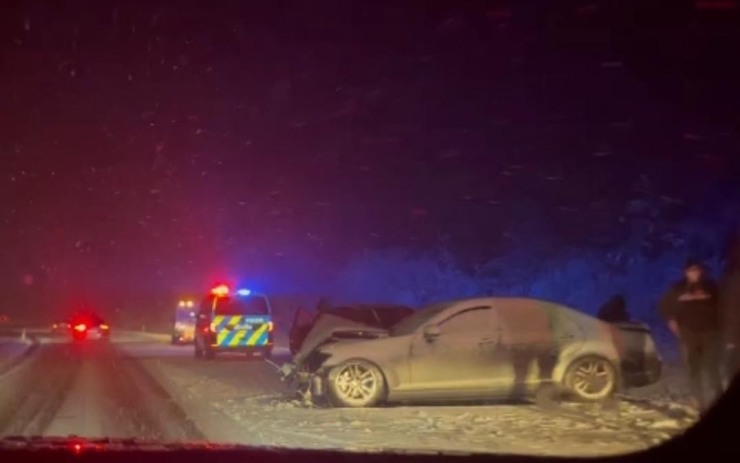 AKTUÁLNĚ: Na zasněžených silnicích v regionu je několik nehod! Havarovalo i auto na koridoru 