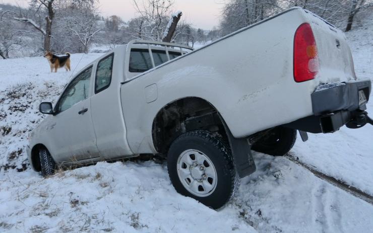 Bouračka u Havraně. Řidič odtlačil havarované auto z místa nehody a odešel