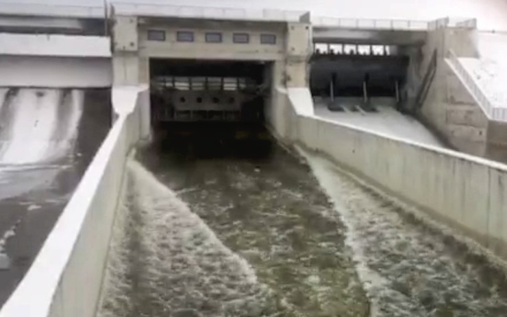 VIDEO: Z Nechranic musejí upouštět více vody, i přes mráz jí přitéká velké množství