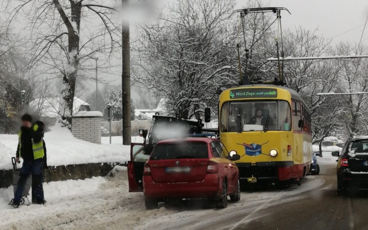 AKTUÁLNĚ: Čtenáři informují: V Litvínově havarovala tramvaj, raději to objeďte
