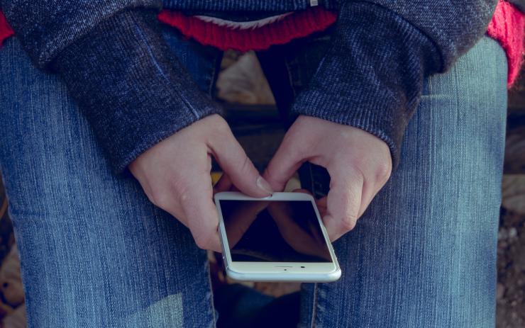 Zločin u nádraží! Muž tam za bílého dne vytrhl dívce telefon z ruky. Dokázala se mu ubránit