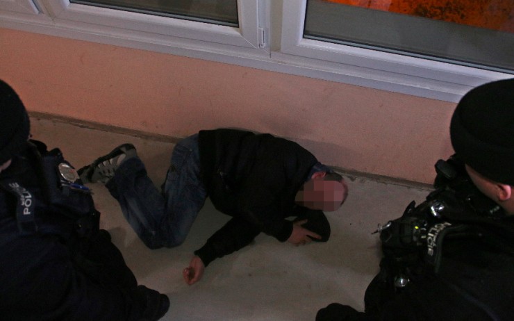 Bezdomovec se vkrádal spát do domů. Azyl odmítl kvůli divným lidem