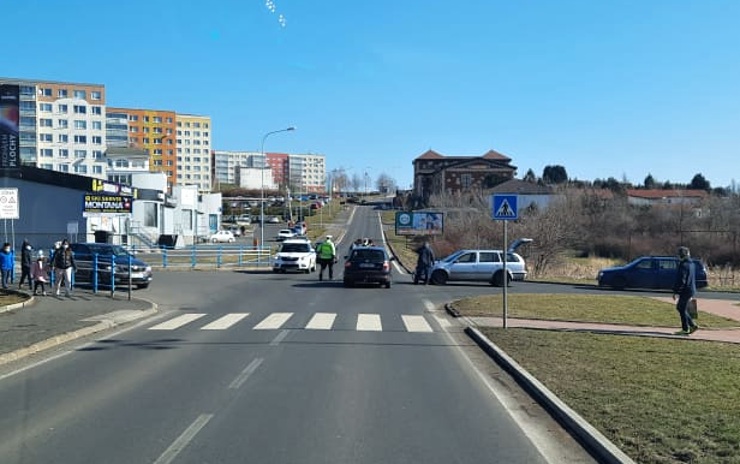 AKTUÁLNĚ: Na křižovatce u Baumaxu došlo k nehodě, dopravu na místě řídí policie