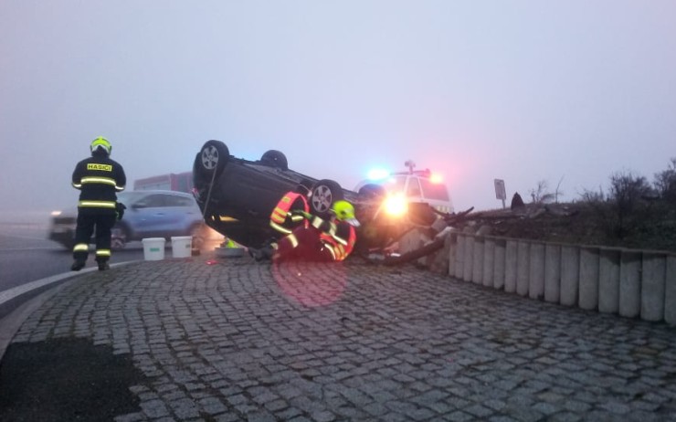 PRÁVĚ TEĎ: Havárie na kruhovém objezdu. Auto se při nárazu převrátilo na střechu