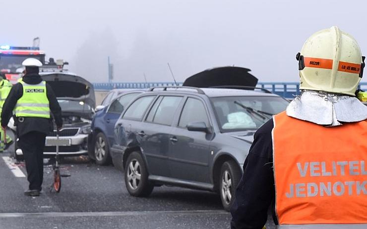 AKTUÁLNĚ: Srážka tří aut v Litvínově! U nehody zasahují hasiči se záchrankou