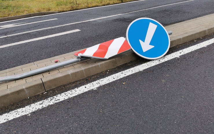 Opilý řidič v Mostě naboural škodovku, opel, zničil zábradlí a značku, než se konečně zastavil