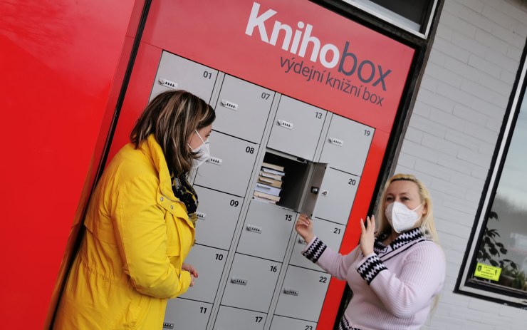 Mostecká knihovna si vyrobila knihobox. Vyzvedávat tam můžete jako z e-shopu