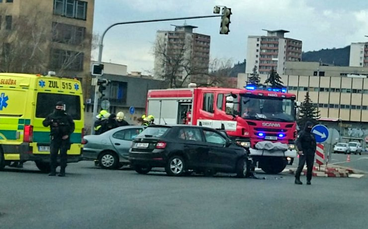 AKTUÁLNĚ: Záchranné práce na křižovatce u SHD! Došlo ke srážce dvou aut