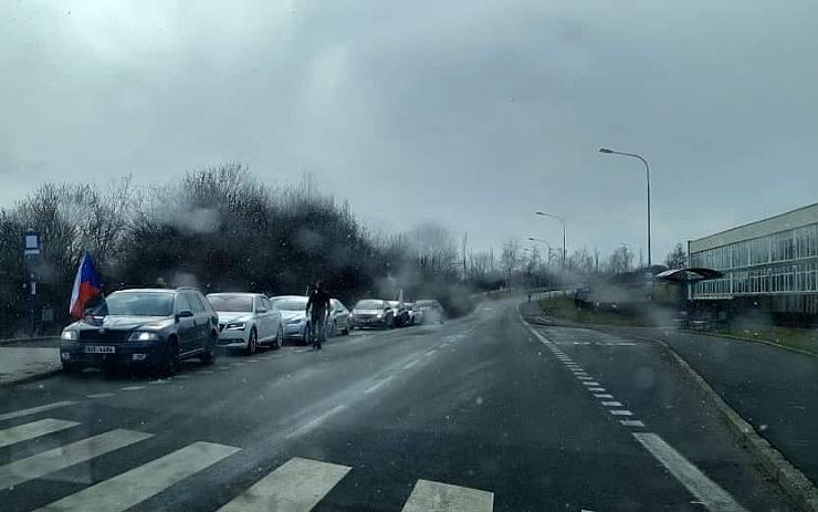 FOTO OD VÁS: V Mostě se dnes konala malá protestní akce proti uzavření škol