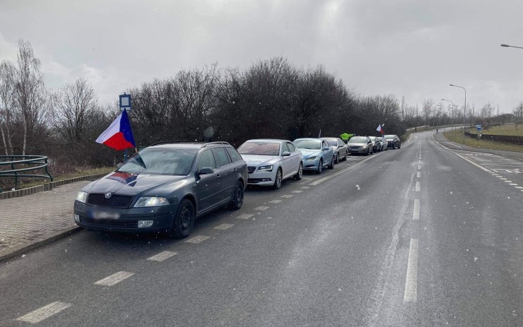 Auta s vlajkami projela Mostem. Protest proti opatřením zopakují v sobotu