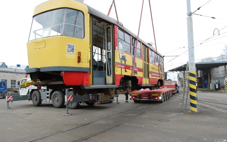 FOTO: Soukromá firma z Teplicka si v sousedním Mostě pořídila vysloužilou tramvaj