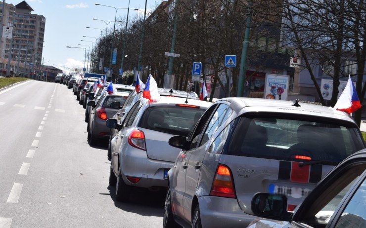 FOTO: Protesty v Mostě se rozrostly! Větší kolona aut s nespokojenými lidmi projela městem