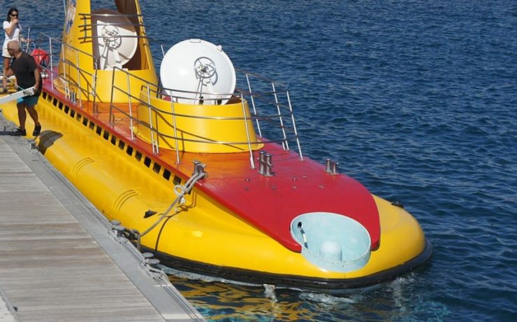 Turistická ponorka začíná vozit zájemce k hlubokému dnu jezera Most