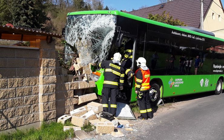 FOTO: Vážná nehoda zeleného autobusu. Na místo musel vrtulník letecké záchranky