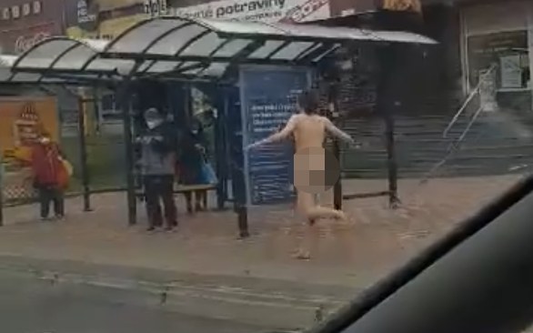 VIDEO: Nahý muž pobíhá po městě téměř v mrazu. Natočili ho z auta