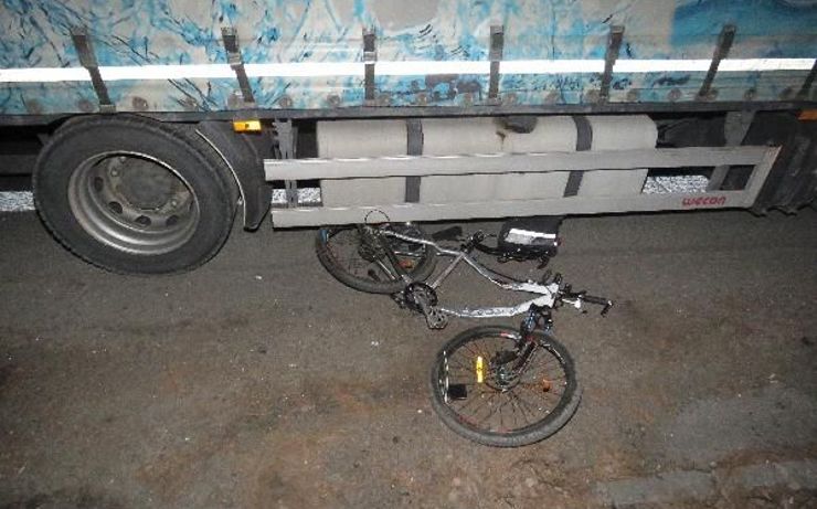 Neštěstí na mosteckých silnicích: Řidič zemřel, cyklista se těžce zranil