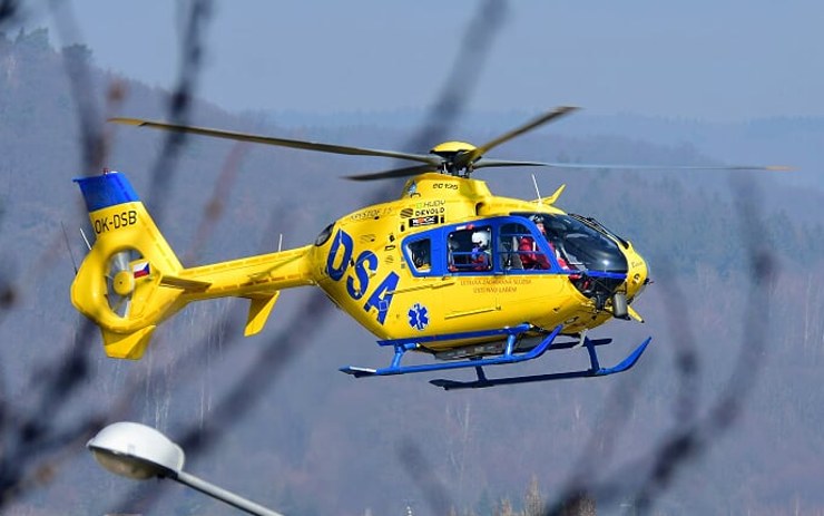 Pro zraněnou chodkyni přiletěl vrtulník. Policisté sdělili, jak došlo v Mostě k vážné nehodě