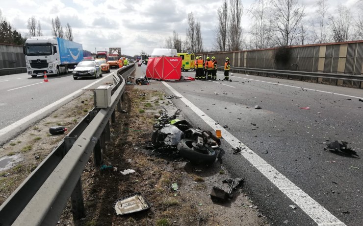 VIDEO: Policie zveřejnila záběry mimořádně bezohledné jízdy motorkáře. Zbytečně přišel o život