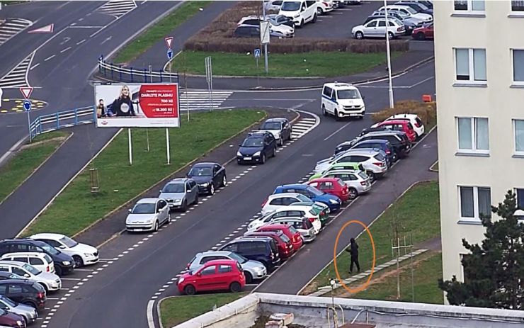 Zlodějíček schovával lup z Lidlu do křoví. Sledovala ho pozorná žena a potom i strážníci