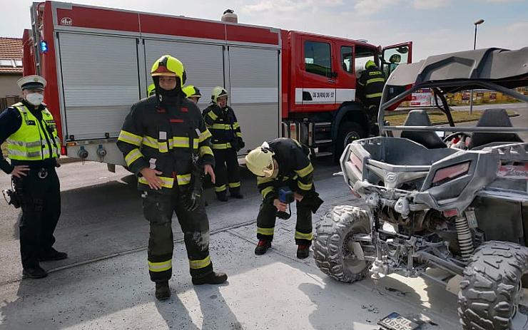 OBRAZEM: Požár čtyřkolky na okraji Mostu se stihl uhasit ještě před příjezdem hasičů