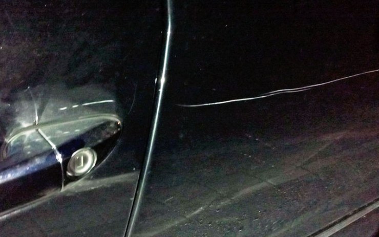 Vandalové poškrábali laky u aut v Mostě a v Litvínově