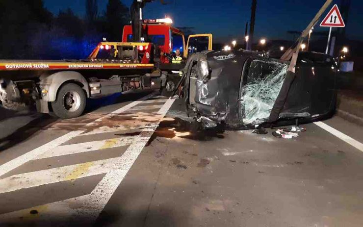 FOTO: Záchranáři zasahovali u převráceného vozu na silnici mezi Mostem a Litvínovem