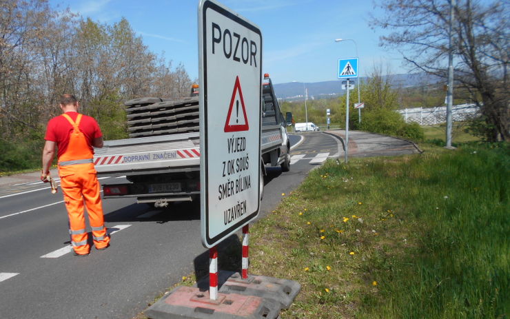 POZOR! Silničáři uzavřeli v Mostě pod Hněvínem na několik dní výjezd na Teplice