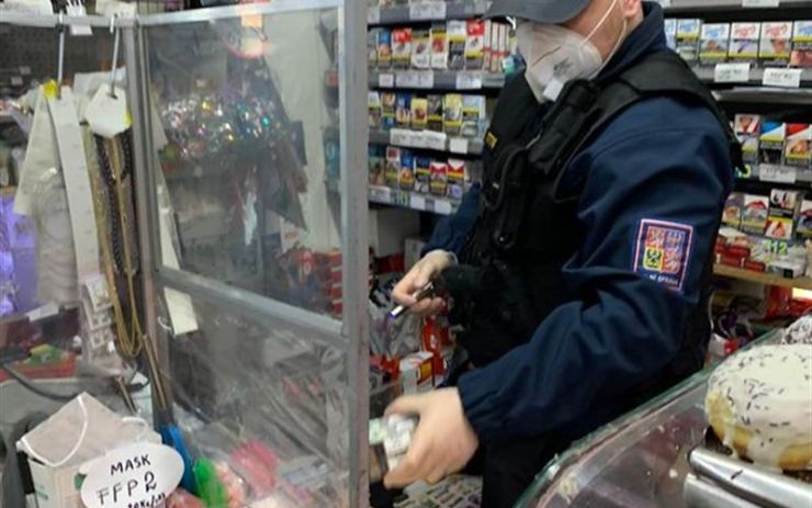 Pátrací akce ve večerkách a kioscích! Celníci našli v Litvínově ukryté nelegální cigarety