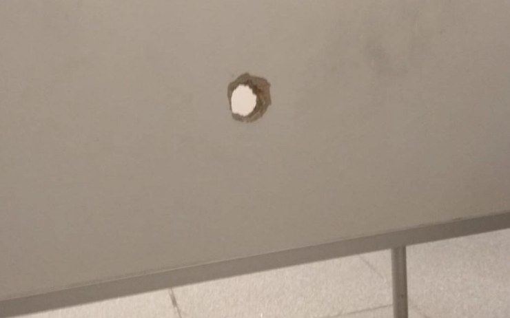 STALO SE: Glory hole v Kauflandu! Muž udělal díru v dámských záchodcích a na ženu vystrčil přirození