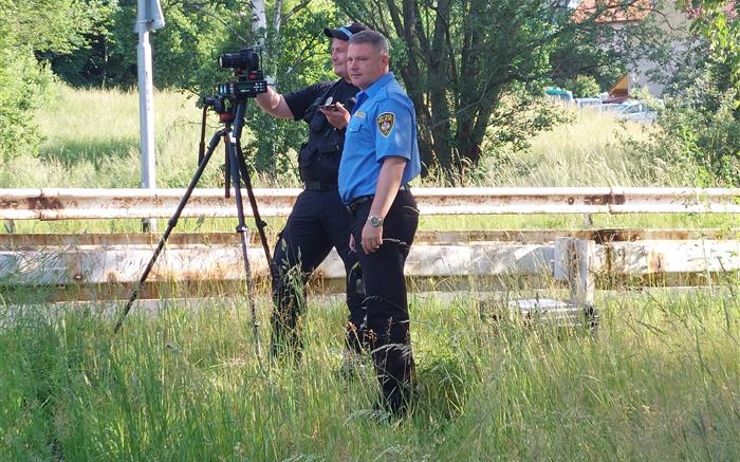 Řidiči se proháněli kolem litvínovských škol moc rychle. I sedmdesátkou na třicítce