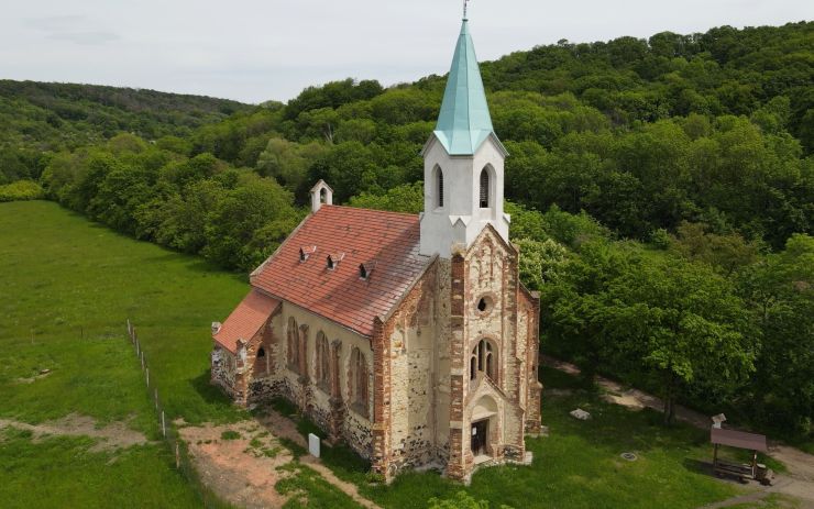 VIDEO: Lužice zachraňují polorozbořený kostel, ještě na něm bude hodně práce