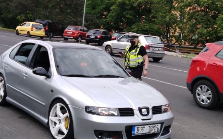 Třináct řidiček překročilo rychlost, zjistili policisté na silnicích Mostecka