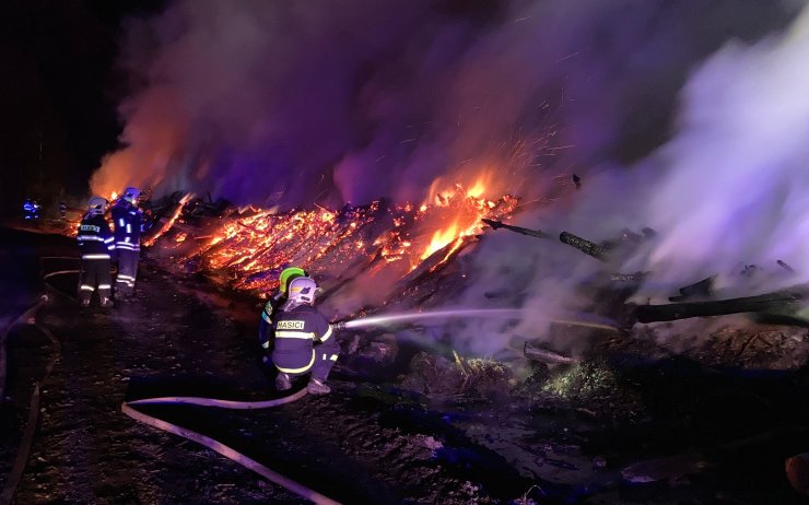 Velkou hromadu dřeva u Třebívlic v noci zachvátil požár