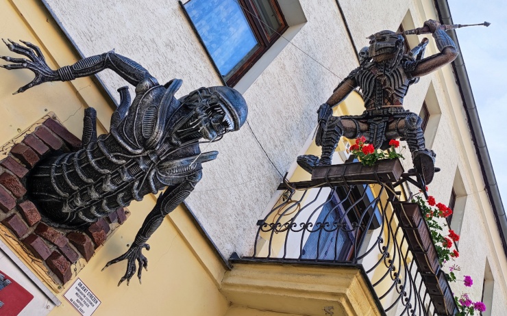 FOTO DNE: Z domu leze Vetřelec, na balkoně na něj už číhá Predátor