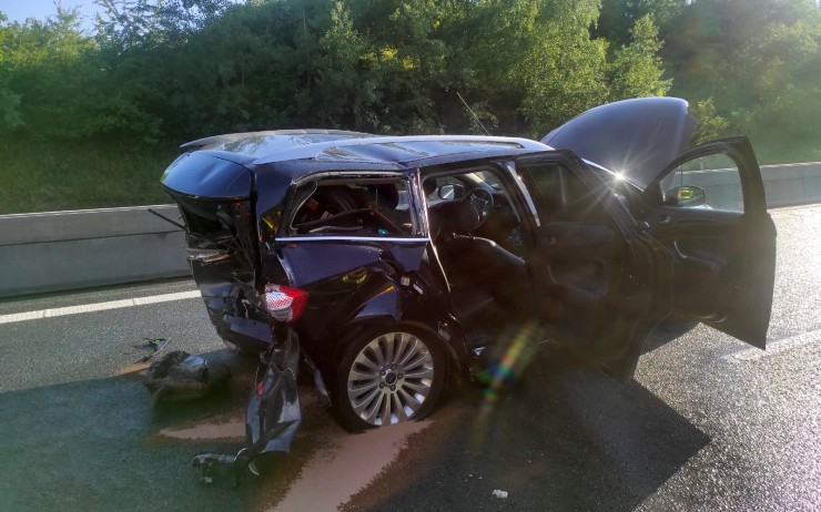 Na dálnici D7 na Prahu se při havárii zranilo pět lidí, doprava byla zastavená