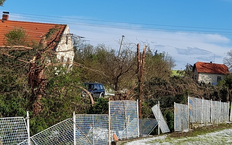 OBRAZ ZKÁZY: Bouře ničila domy v oblíbené chatové oblasti Mostečanů. Místní hovoří o tornádu