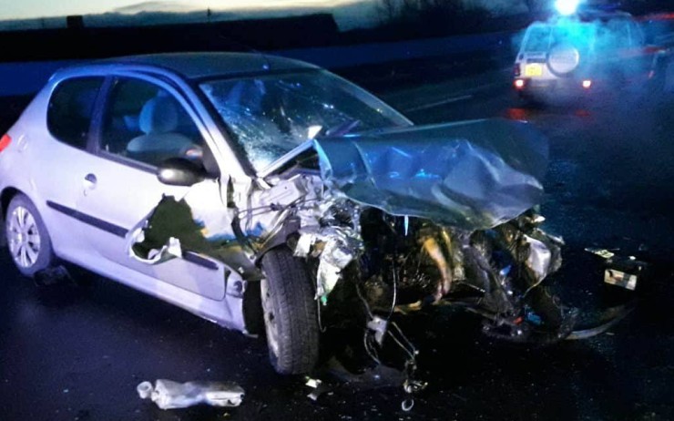 Auto skončilo na silnici na Braňany v kotrmelcích, zraněná řidička odešla. Vypátral ji policejní pes