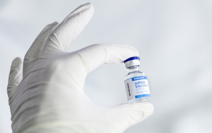 Očkování zaregistrovaných dětí proti covid-19 bude hlavně v nemocnicích, pak už nebudou muset na testy