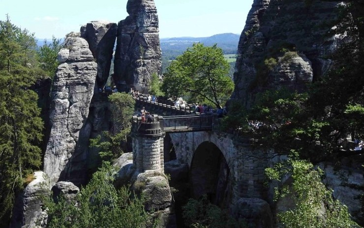 OBRAZEM: Kamenný most mezi skalami je přírodním unikátem! Uvidíte z něj krásy Saského Švýcarska