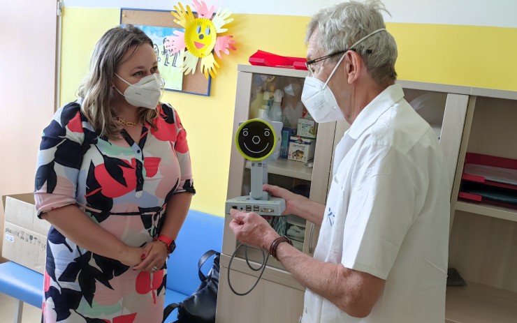 Nemocnice v Mostě dostala od města nový přístroj na kontrolu zraku malých dětí