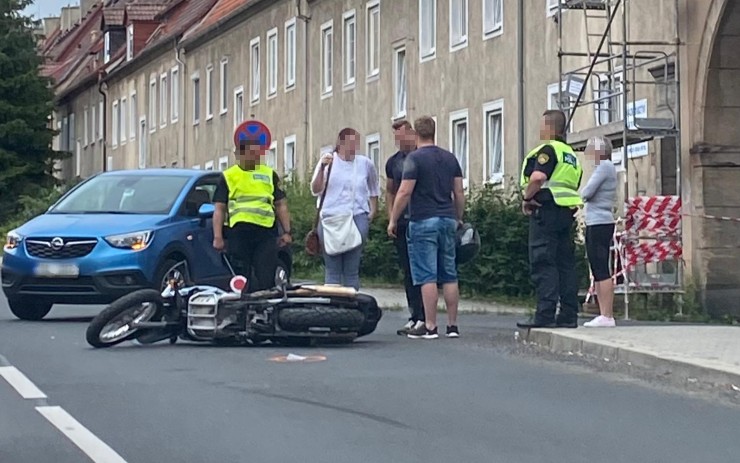 AKTUÁLNĚ: Na hlavním průtahu Litvínovem se srazila motorka s osobním autem