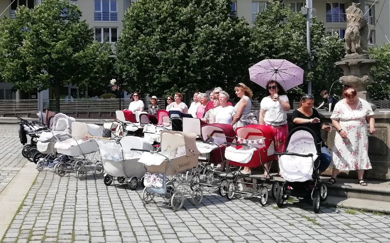 FOTO DNE: V Mostě se scházejí maminky s retro kočárky