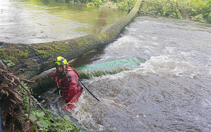Povodí Ohře varuje: Vodákům na řece hrozí nebezpečí! Záchranáři už vyjížděli k převráceným lodím