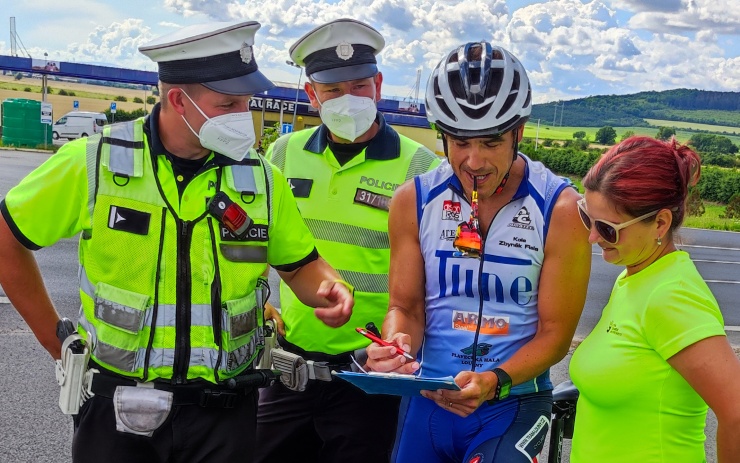 FOTO: Cyklisté se na cestě potkali s policisty. Dostali dárek a vyzkoušeli si opilost