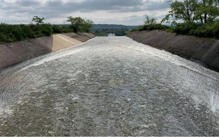 AKTUÁLNĚ: Deště posledních dní zvedly hladinu v Nechranické přehradě. Vodohospodáři začali vodu upouštět