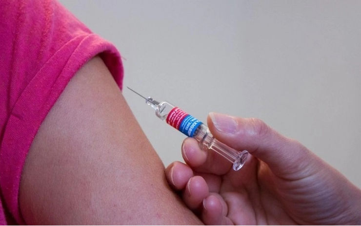 Očkování proti covid-19 funguje, dva týdny po druhé dávce se dosud nakazilo jen 0,06 % lidí